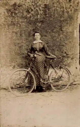 Foto Ak Frau mit einem Fahrrad