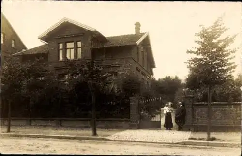 Foto Ak Hamburg, Villa, Familie am Gartentor