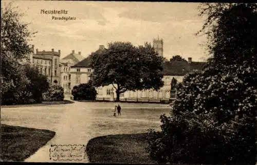 Ak Neustrelitz in Mecklenburg, Paradeplatz