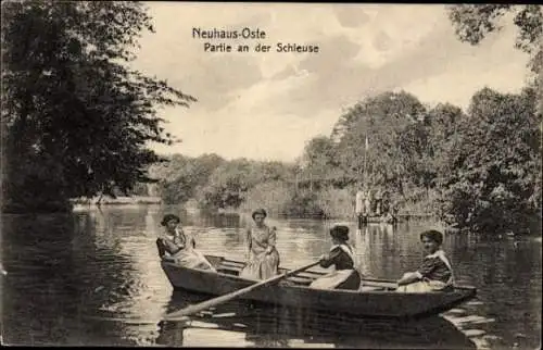 Ak Neuhaus an der Oste, an der Schleuse, Frauen im Ruderboot