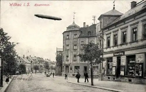 Ak Wilkau in Sachsen, Hauptstraße, Geschäft Richard Uhlig, Zeppelin über der Stadt