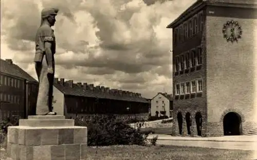 Ak Sangerhausen in Sachsen Anhalt, Westsiedlung, Bergarbeiterdenkmal