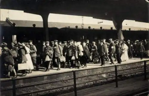 Foto Ak Minden in Westfalen, Bahnhof, Gleisseite, deutsche Soldaten
