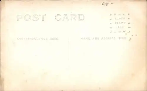 Foto Ak Familie in einem Automobil