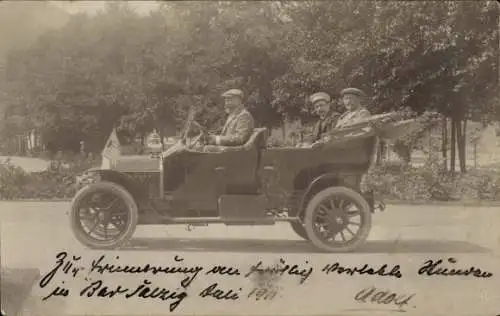 Foto Ak Drei Männer in einem Automobil