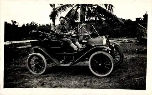 Foto Ak Mann in einem Automobil