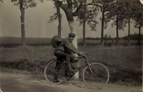 Foto Ak Mann auf einem Fahrrad