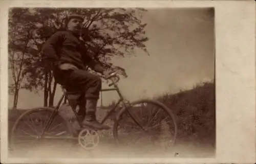 Foto Ak Mann auf einem Fahrrad