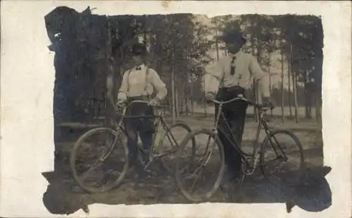 Foto Ak Sebeka Minnesota USA, Zwei Männer mit Fahrrädern