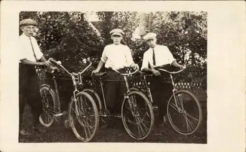 Foto Ak Drei Männer mit Fahrrädern