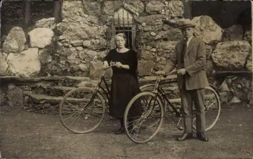 Foto Ak Mann und Frau mit Fahrrädern