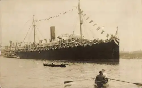 Foto Ak Mit Wimpeln geschmückter Dampfer, Ruderboote