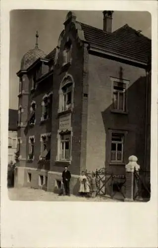 Foto Ak Dresden, Wohnhaus, Mann, Kinder