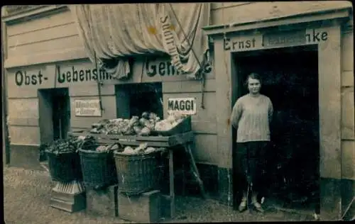 Foto Ak Berlin Lichtenberg, Lebensmittelgeschäft, Obst, Gemüse, Reklameschild Maggi, Blauband Butter