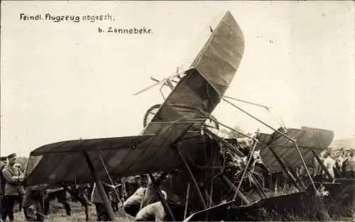 Foto Ak Feindliches Flugzeug abgeschossen bei Zonnebeke Westflandern, deutsche Soldaten, 1. WK