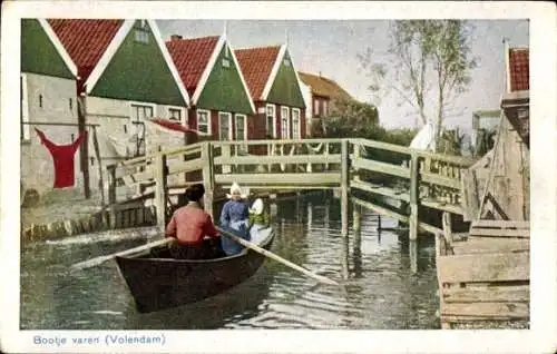 Ak Volendam Nordholland Niederlande, Bootje varen, Brücke, Frau in Tracht