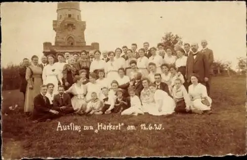 Foto Ak Wetter an der Ruhr, Harkort-Turm, Gruppenbild 1920