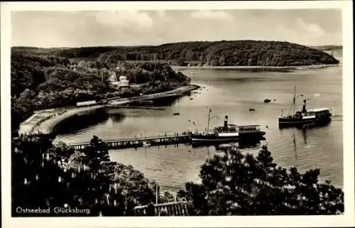 Ak Glücksburg an der Ostsee, Teilansicht, Schiffe, Steg