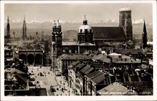 Ak München Bayern, Blick von der Ludwigskirche, Frauenkirche, Gebirge