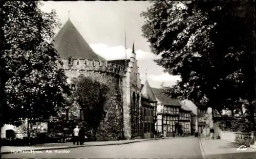 Ak Northeim in Niedersachsen, Harztor, Strassenansicht, Passanten