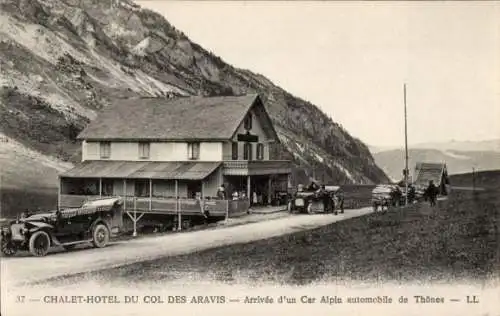 Ak Haute-Savoie, Chalet-Hotel du Col des Aravis, Ankunft eines Thones Alpine Car