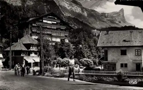 AK Plateau d'Assy Haute Savoie, Place de la Poste, Aiguille d'Ayere