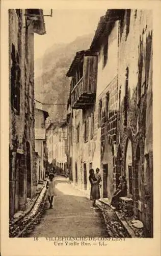 Ak Villefranche de Conflent Pyrénées Orientales, Une Vielle Rue