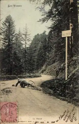 Ak Les Vosges, La Pelle en Montagne, gestürzter Fahrradfahrer