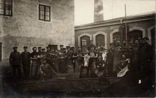 Foto Ak Feldschlächterei Med. 7, Metzger, Deutsche Soldaten in Uniformen