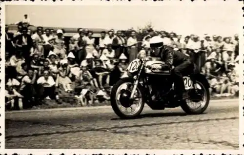 FotoFoto Motorradrennen 1953, Rennfahrer Hellmich auf Norton 500