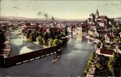 Ak Thun Kt. Bern Schweiz, Blick auf den Ort, Fluss, überdachte Brücke, Burg