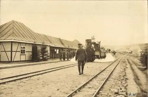 Foto Ak Prilep Mazedonien, Deutsche Soldaten in Uniformen, Bahnhof, Gleisseite, Dampflok