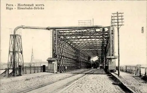 Ak Riga Lettland, Eisenbahnbrücke, Kirche, Dampflok