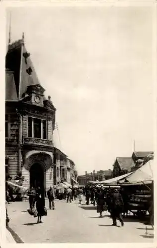 Ak Lannemezan Hautes Pyrénées, Place de la Republique un jour de loire