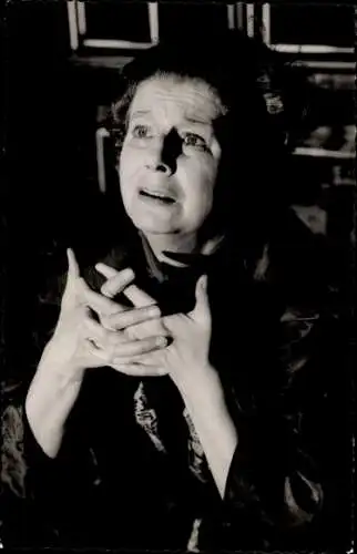 Ak Frauenportrait im Dunkeln