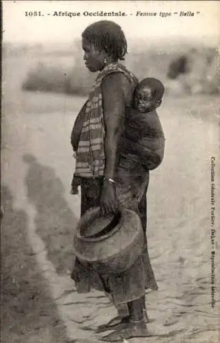 Ak Afrika, Afrikanische Frau mit Baby im Tragetuch, Krug