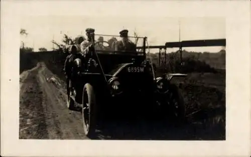 Foto Ak Automobil auf einer Straße, KFZ Kennz. 6895 W