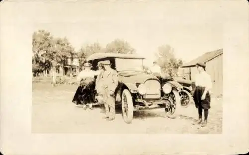 Foto Ak Männer und Frauen mit einem Automobil