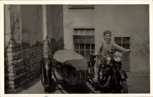 Foto Ak Junge auf einem Motorrad mit Beiwagen, BSA V-Twin