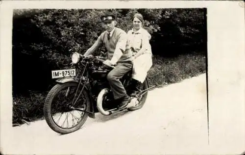 Foto Ak Mann und Frau auf einem Motorrad, KFZ Kennz. IM 97512