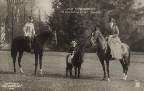 Ak Kronprinz Wilhelm von Preußen, Kronprinzessin Cecilie, Prinz Wilhelm, Spazierritt, Pferde, Pony