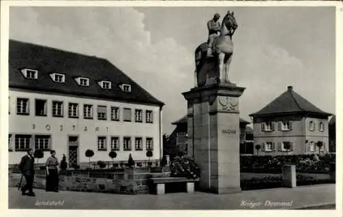 Ak Landstuhl im Kreis Kaiserslautern, Krieger-Ehrenmal, Passanten