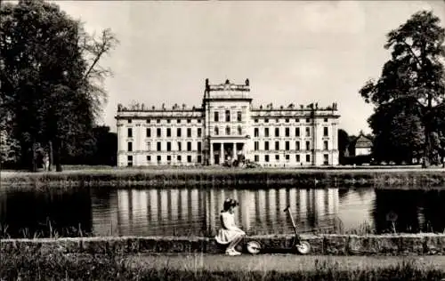 Ak Ludwigslust in Mecklenburg, Schloss, Park, Mädchen mit Roller