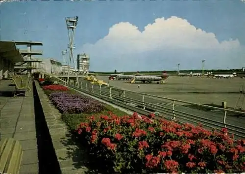 Ak Schwechat in Niederösterreich, Flughafen, Flugzeuge