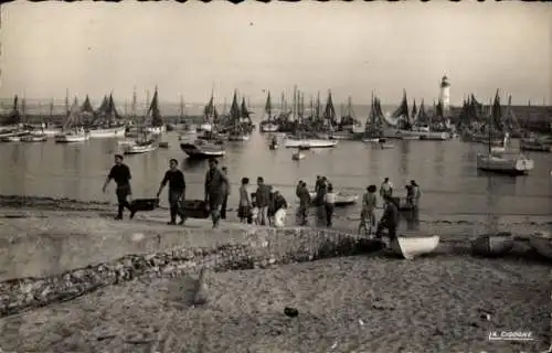 Ak La Cotinière Saint Pierre d'Oléron Charente Maritime, Rückkehr der Fischerboote