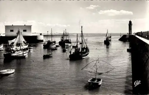 Ak La Cotinière Saint Pierre d'Oléron Charente Maritime, Hafen, Leuchtturm