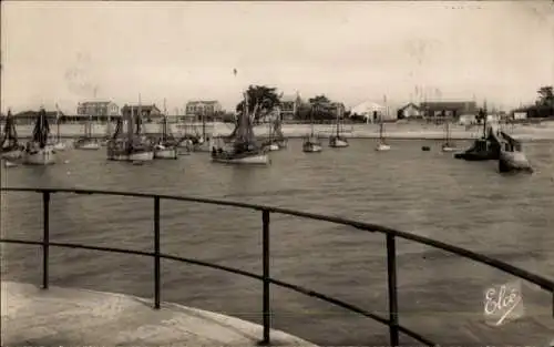 Ak La Cotinière Saint Pierre d'Oléron Charente Maritime, Hafen, les Hotels sur le Quai