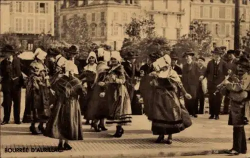 Ak Aurillac Cantal, Bouree, Tanzende Frauen, Trachten