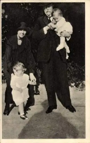 Ak Tschechischer Politiker Tomáš Garrigue Masaryk mit Frau und Kindern 1923