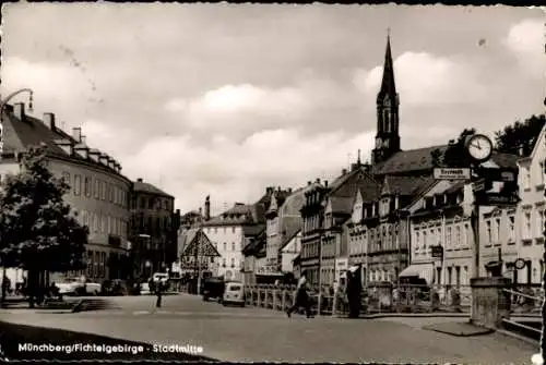 Ak Münchberg in Oberfranken Bayern, Stadtmitte, Standuhr, Kirchturm,
